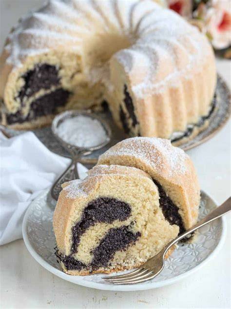 Gugelhupf aus Quarkkuchenteig, goldbraun
