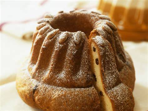 Gugelhupf fertig auf Kuchenteller