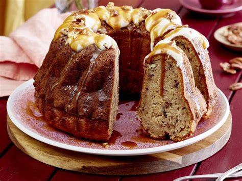 Gugelhupf mit Apfel und Nüssen