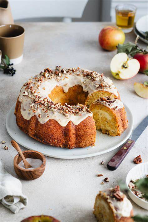 Gugelhupf mit Apfel und Zimt auf einem Kuchengitter