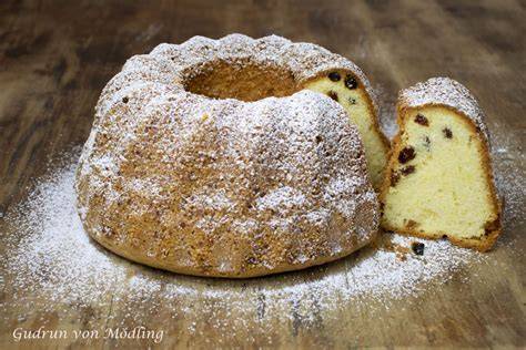 Gugelhupf mit Apfelstücken und Gewürzen