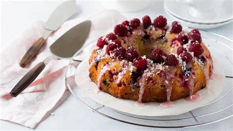 Gugelhupf mit Beeren und Puderzucker dekoriert