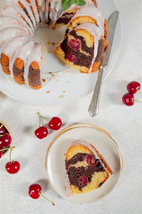 Gugelhupf mit Blaubeer-Marmorierung auf einer Kuchenglocke