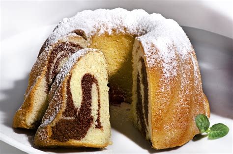 Gugelhupf mit Cheesecake-Füllung angeschnitten