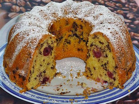 Gugelhupf mit Cheesecake-Füllung und Kirschen