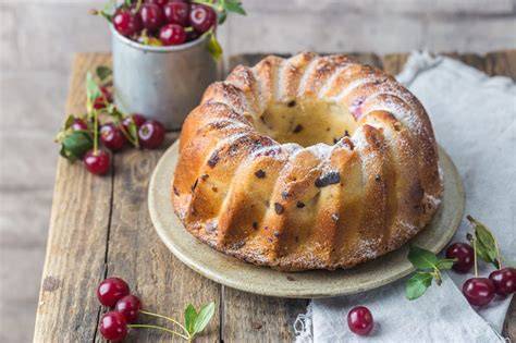 Gugelhupf mit Eierlikör und eingemachten Kirschen