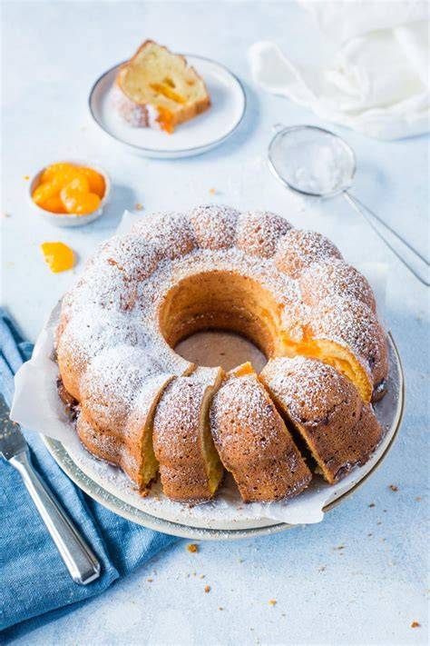 Gugelhupf mit Mandarinen und Schokoladenpudding, angeschnitten