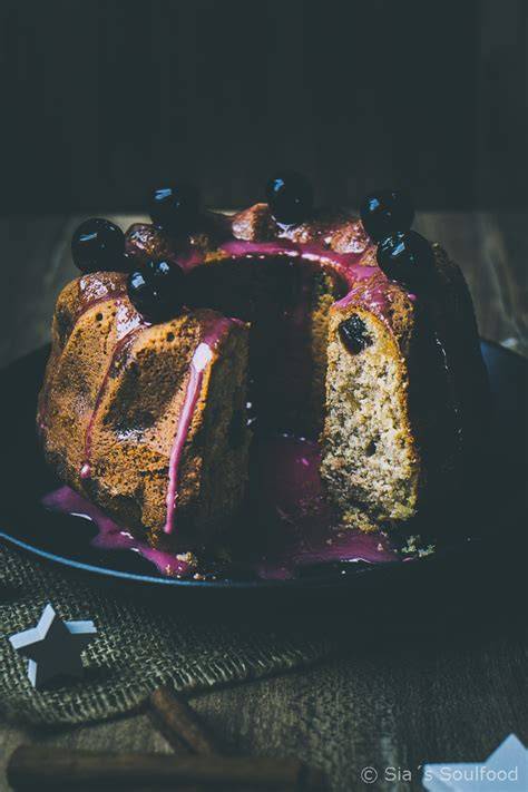Gugelhupf mit Marzipan und Kirschen - Anschnitt, Zutaten und Texturen