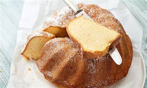 Gugelhupf mit Paradiescreme Vanille, bestäubt mit Puderzucker