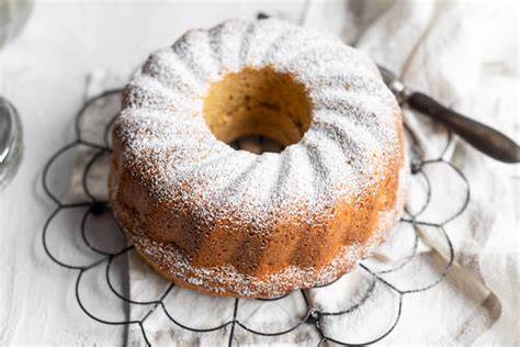 Gugelhupf mit Puderzucker bestäubt