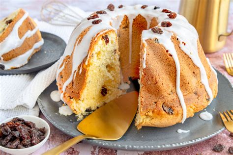 Gugelhupf mit Rosinen auf Kaffeetafel, Anschnitt, Zutaten