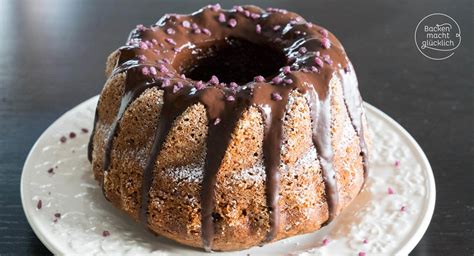 Gugelhupf mit Schoko-Glasur und Nuss-Topping