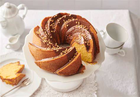 Gugelhupf mit Schokoglasur und Nüssen
