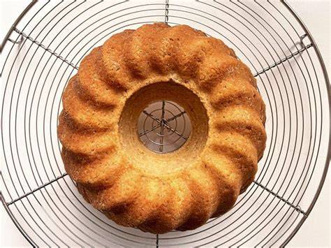 Gugelhupf mit Schokopudding, fertig gebacken auf einem Kuchengitter