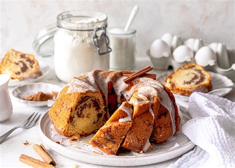Gugelhupf mit Zimtstreusel auf Tisch