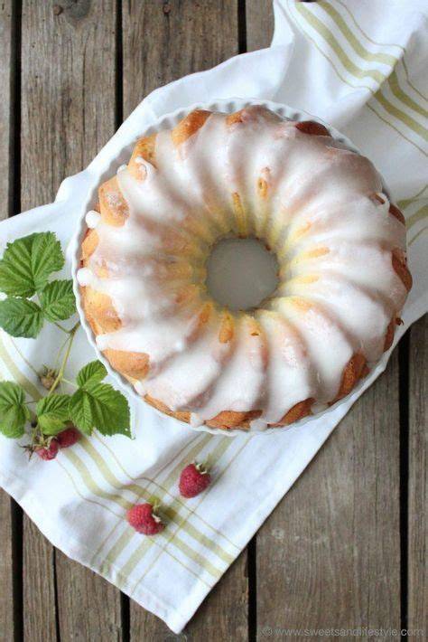 Gugelhupf mit Zuckerguss, Vintage-Deko und Frischhaltefolie daneben