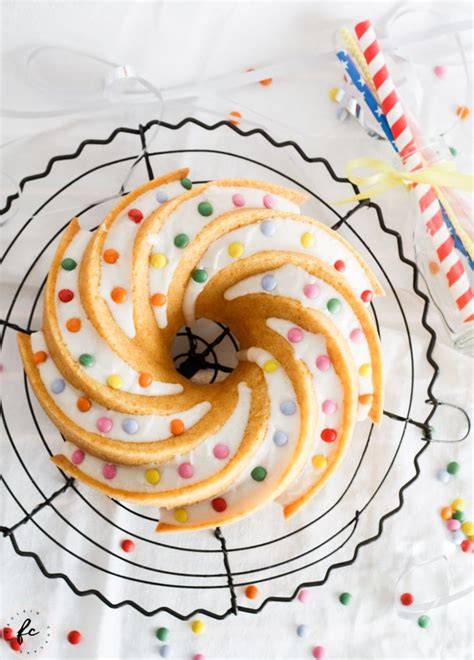 Gugelhupf mit Zuckerguss und Lebkuchenmännchen-Deko
