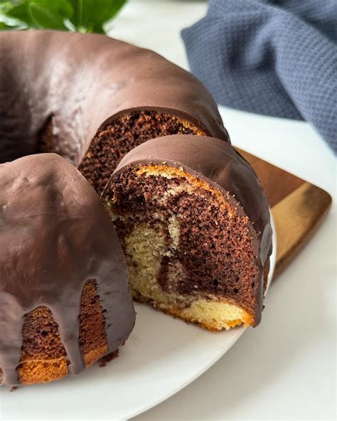 Gugelhupf mit glänzender Schokoglasur