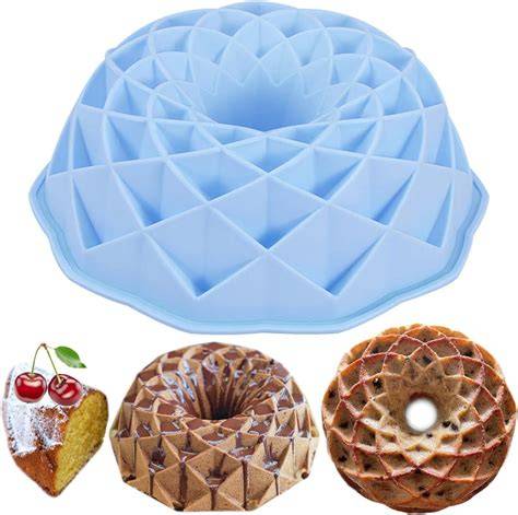 Gugelhupf mit glattem Schokoladenüberzug in Silikonform