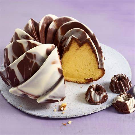 Gugelhupf mit grünem Guss und Zuckeraugen