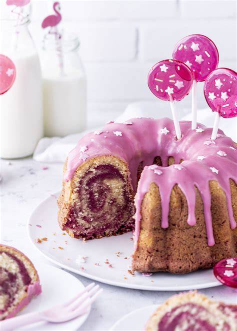 Gugelhupf mit rosa Rotweinguss