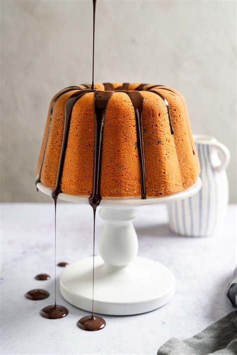Gugelhupf und Kranzkuchen mit Puderzucker und Schokoglasur nebeneinander