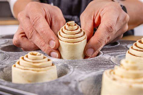 Gugelhupf-Form mit fertigem Hefeteig