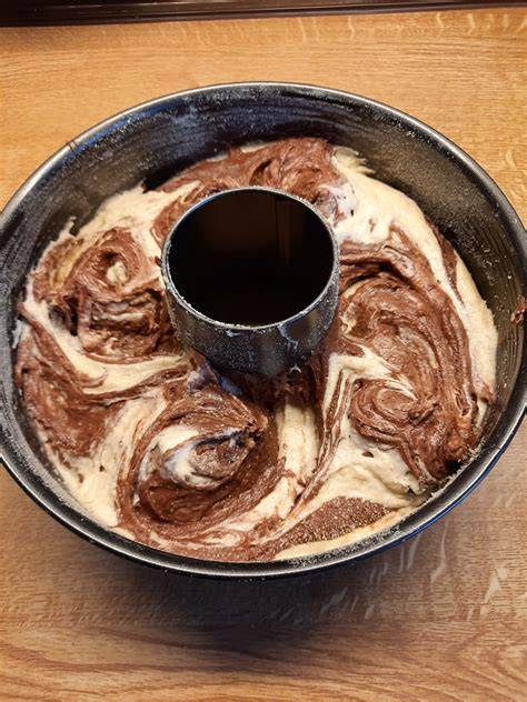 Gugelhupf-Marmorkuchen: Schrittfolge der Marmorierung (heller/dunkler Teig, Gabelwirbel)