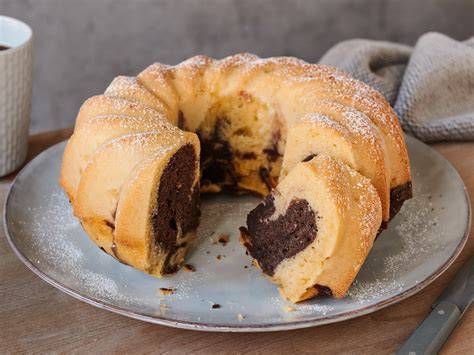 Gugelhupf-Marmorkuchen auf rustikalem Holztisch, daneben Puderzucker und Stäbchenprobe-Illustration