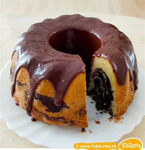 Gugelhupf-Marmorkuchen mit Schokoladenmarmorierung und Kuvertüre-Glasur