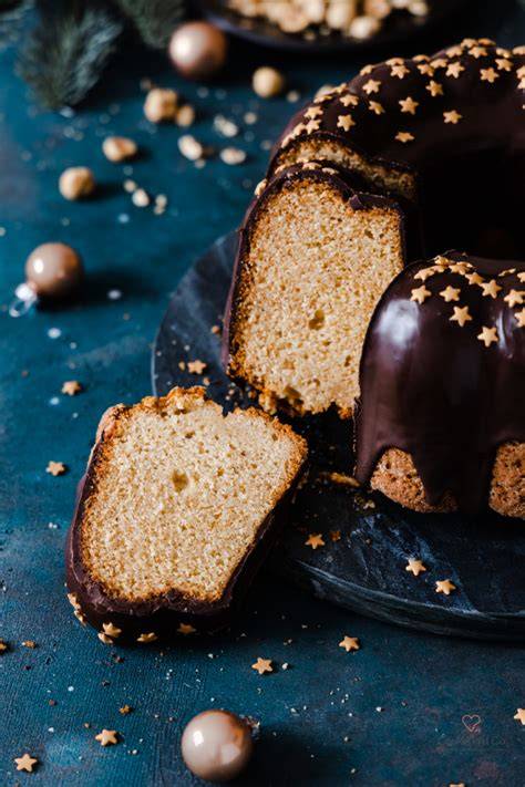 Gugelhupf-Variationen: Mini-Gugels, großer Marzipan-Gugelhupf mit Schokoglasur
