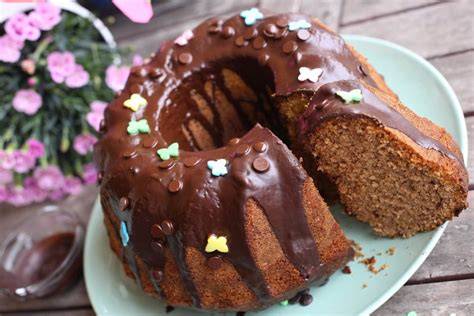 Gugelhupfform Schokoladenkuchen serviert mit Sahne