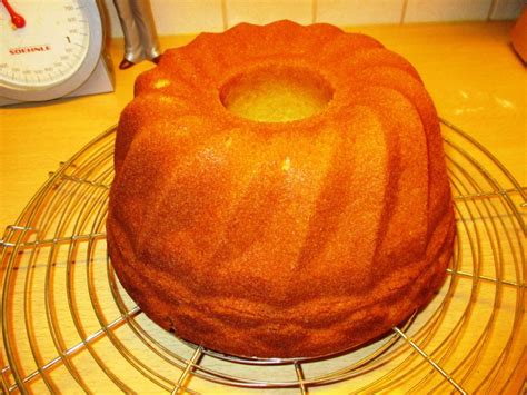 Guglhupf in Form gelegt, fertig zum Backen