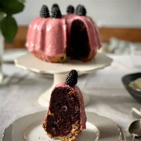 Guglhupf mit rosa Ruby-Glasur und Brombeeren
