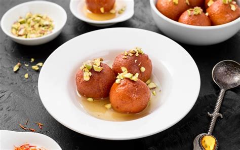 Gulab Jamun auf einem Teller mit Pistazien