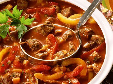 Gulasch angerichtet mit Schmand und Petersilie