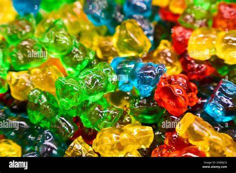 Gummibärchen in verschiedenen Farben und Formen im Glas