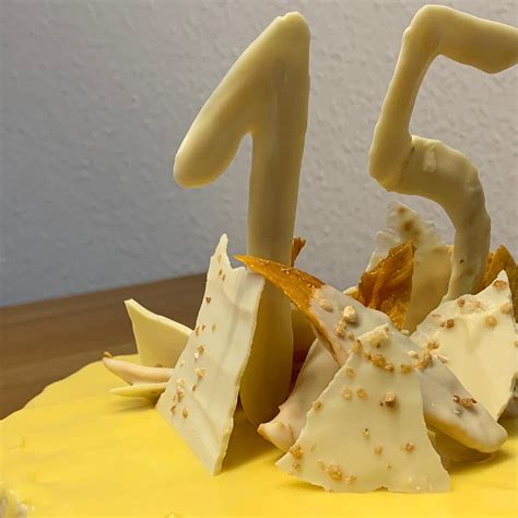 Gummibärchen werden dekorativ auf der Torte angeordnet
