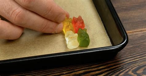 Gummibärchen werden sortiert und geschmolzen für die Füllung