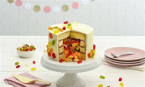 Gummibärchen-Torte dekoriert mit bunten Goldbären