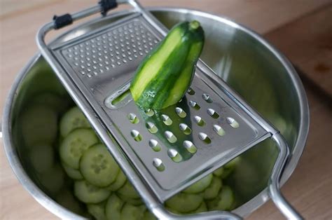 Gurke fein gehobelt mit Gemüsehobel