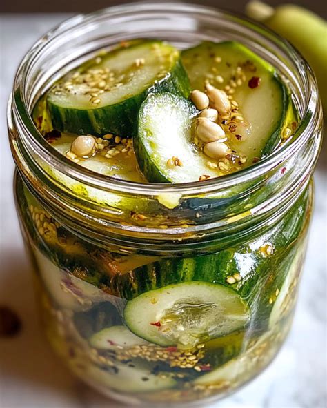 Gurken und Zwiebeln im Einmachglas