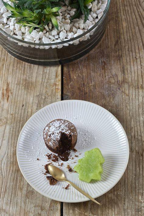 Gurken-Wasabi-Sorbet in Baumform auf Dessertteller