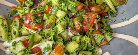 Gurkensalat als perfekte Beilage zum Grillfest