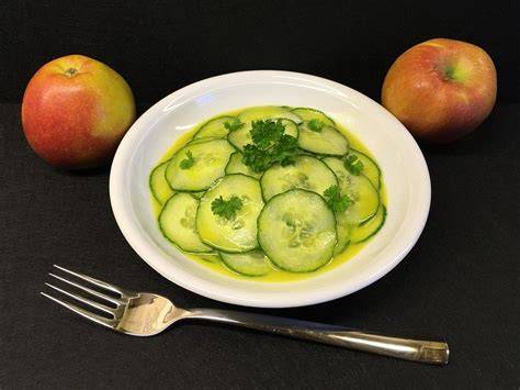 Gurkensalat mit Honig-Senf-Dressing auf Teller