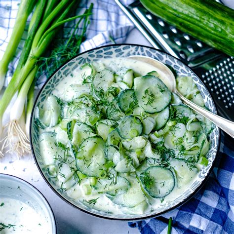 Gurkensalat mit Schmand, Dill und feinen Gurkenscheiben