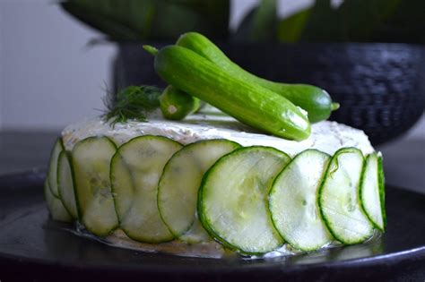 Gurkentorte mit Dill und geschichteten Gurkenscheiben