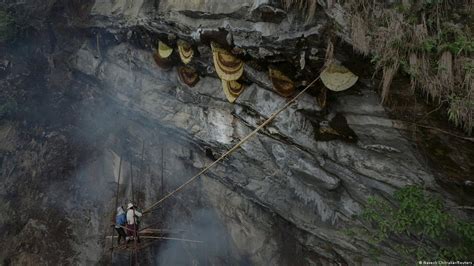 Gurung-Honigjäger an Himalaya-Felsen