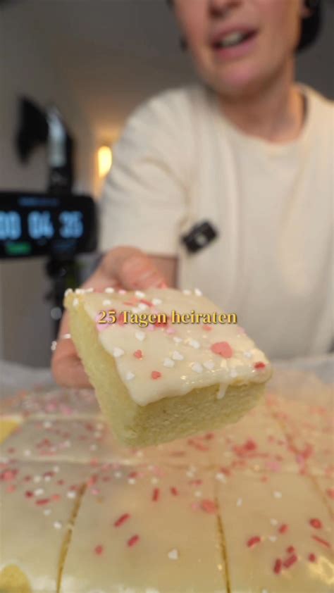 Guss aus Puderzucker und Limettensaft wird auf Kuchen gegossen
