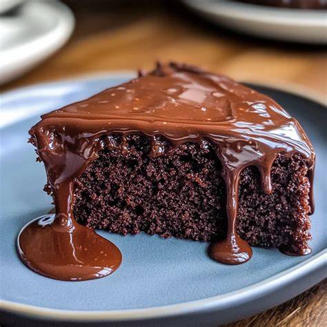 Guss aus geschmolzener Schokolade auf Kuchen